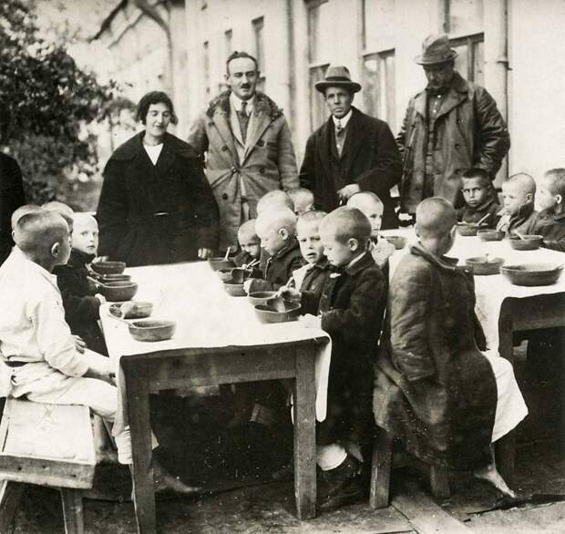 Дети получают питание от Американского комитета в Казани, 1921-1922 гг.
