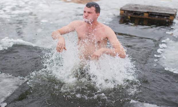 Лед тронулся: контролируемый шок и еще 3 примера реальной пользы крещенских купаний
