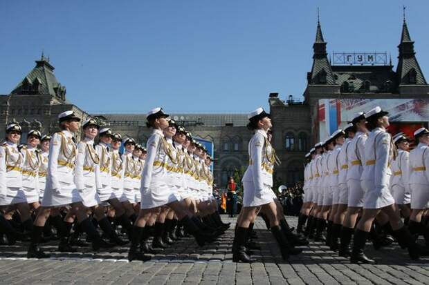 Главным оружием на параде 9 Мая стала путинская «армия в мини-юбках»