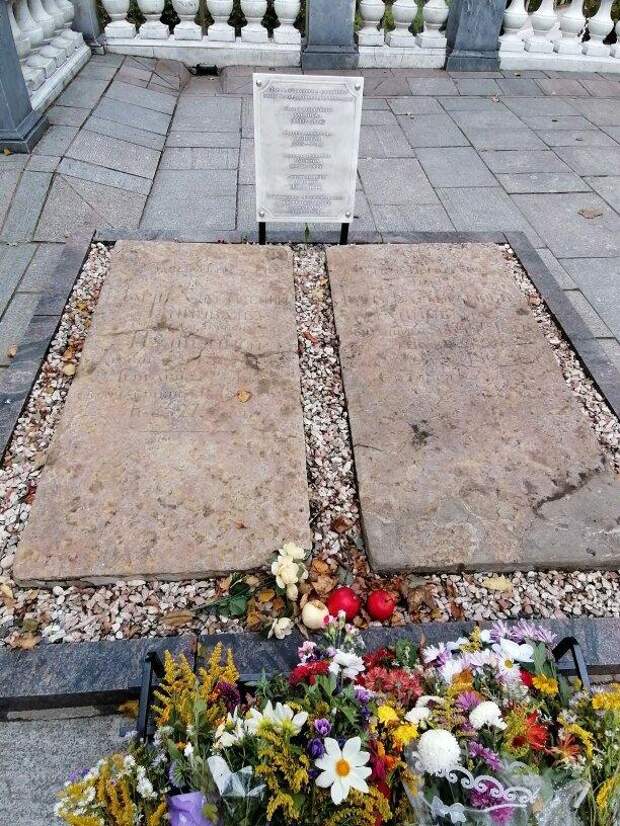Надгробия Ганнибалов находятся рядом с могилой Пушкина