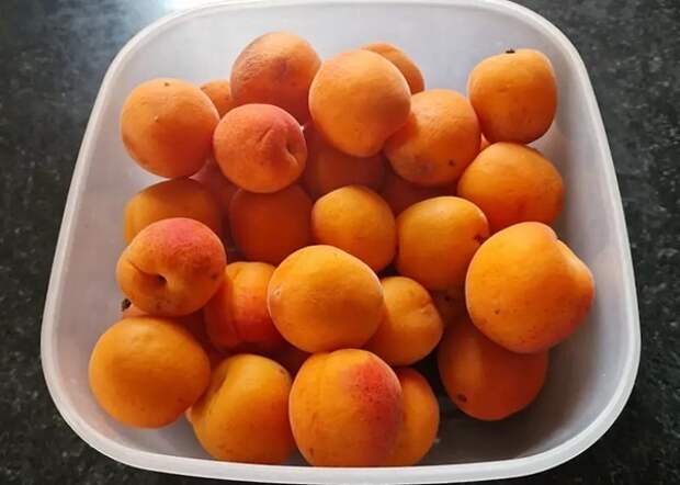 Чтобы приготовить варенье из абрикосов в духовке, нужен только сахар и очищенные от косточки фрукты — рецепт простой и быстрый, а результат вам понравится как на вкус, так и по внешнему виду и...-2