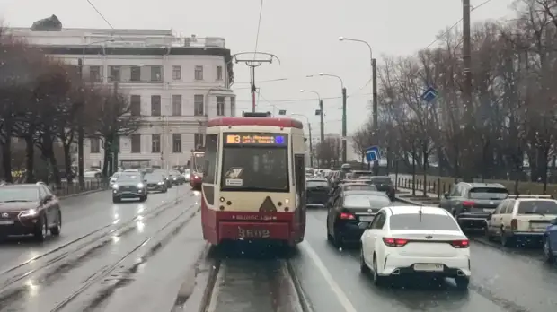 Ветер почти на час остановил трамваи на набережной Лебяжьей канавки