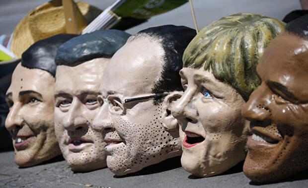 Маски с лицами участников саммита G7 во время акции протеста в Мюнхене Маски с лицами участников саммита G7 во время акции протеста в Мюнхене