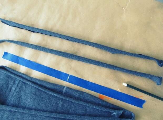 Découpez 2 lanières de 2.54 cm x 60 cm (1 pouce x 24 pouces)  pour faire les cordons