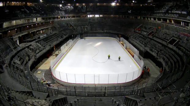 На «Арене» начались работы в хоккейной коробке