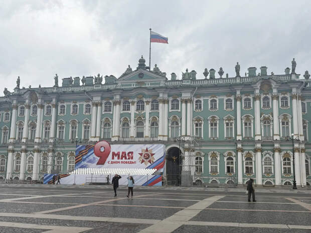 Дворцовая площадь получила скромное праздничное оформление ко Дню Победы