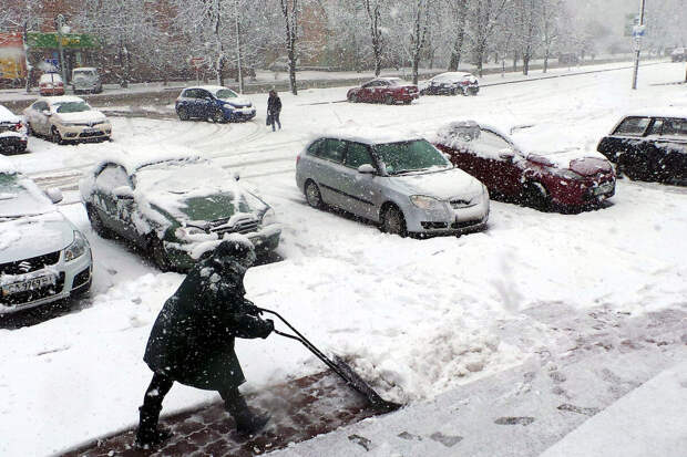 KP.RU: 37% россиян готовы самостоятельно убирать снег за скидки на коммуналку