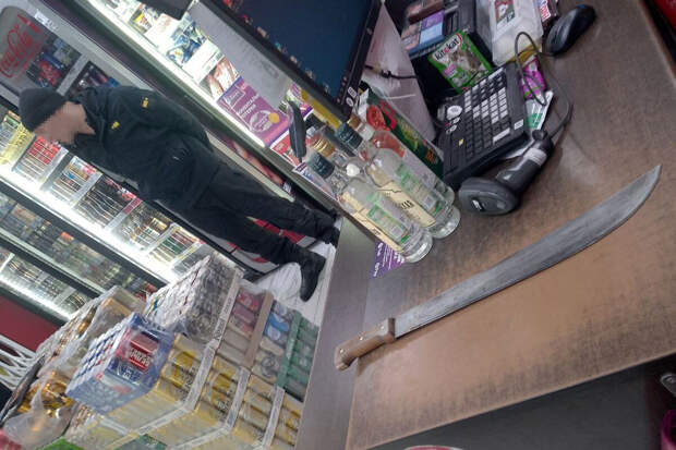В Новосибирске мужчина угрожал продавцам мачете из-за нехватки денег на спиртное