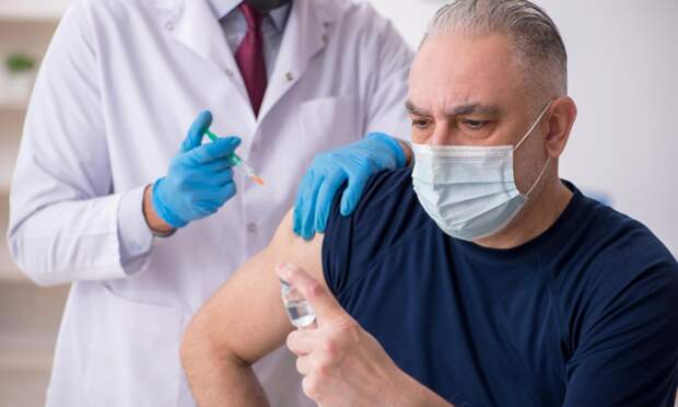 В Архангельске врача и медсестру осудят за фиктивные прививки от коронавируса