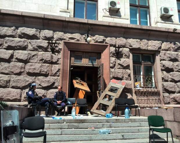 Сотрудники правоохранительных органов у входа в здания Дома профсоюзов 3 мая 2014 года