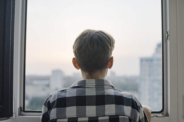 112: в Махачкале мальчик выпал с девятого этажа и выжил благодаря веткам дерева