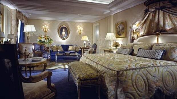 Интерьер отеля Four Seasons George V