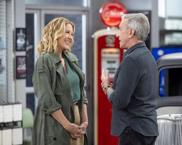 Eve grinning at Matt on Shifting Gears Season 1 Episode 9