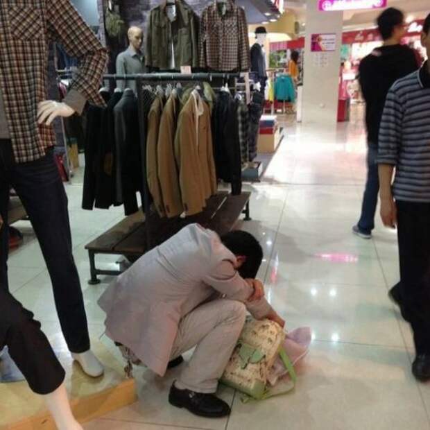 Мужчины на шопинге (29 фото)