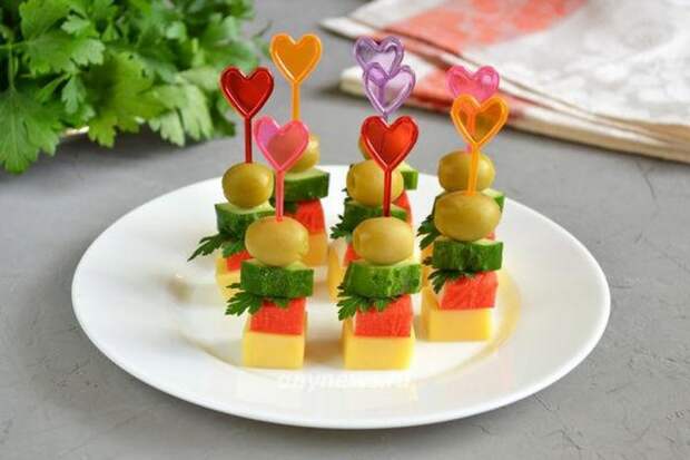 Канапе с крабовыми палочками и сыром
