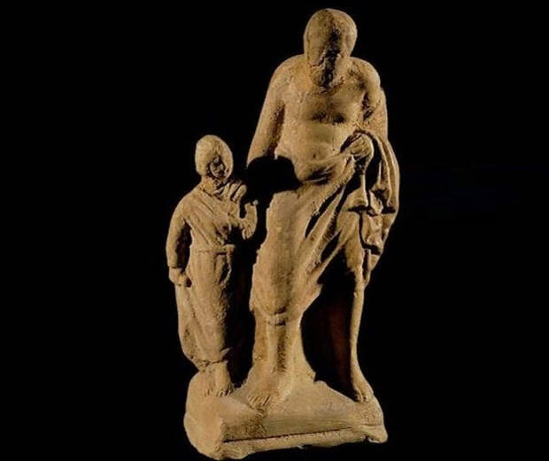 Терракотовая статуя раба-педагога в Древней Греции