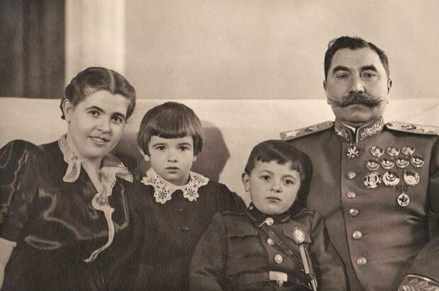 Семья маршала Семёна Будённого. Слева направо его жена Мария, дочь Нина, сын Серёжа