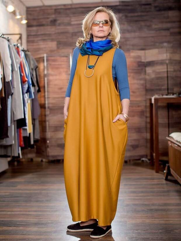Платье-сарафан можно комбинировать с брюками и водолазками