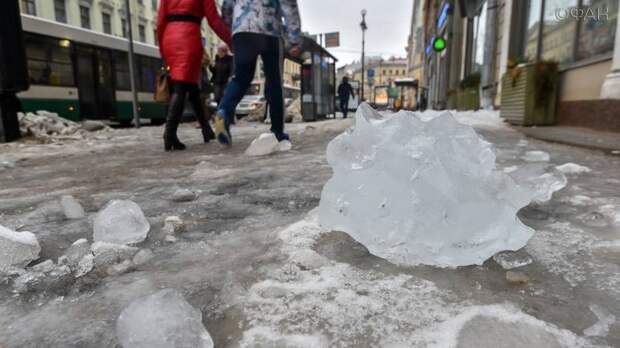 Упавшие с крыш глыбы льда едва не покалечили людей в Дзержинске
