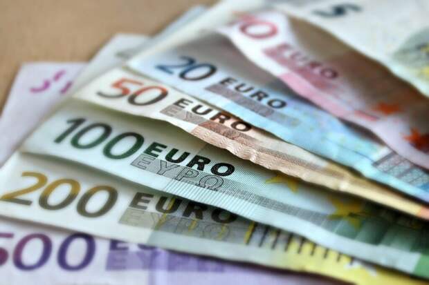 Курс евро опустился до минимума с октября 2014 года