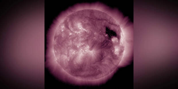 Ученые зафиксировали первую за трое суток мощную вспышку на Солнце.
