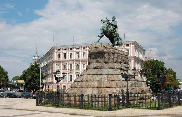 Памятник гетману Хмельницкому на Софийской площади