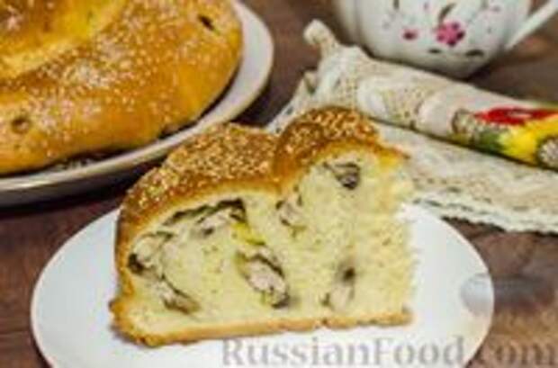 Фото к рецепту: Дрожжевой пирог с индейкой, картошкой и грибами
