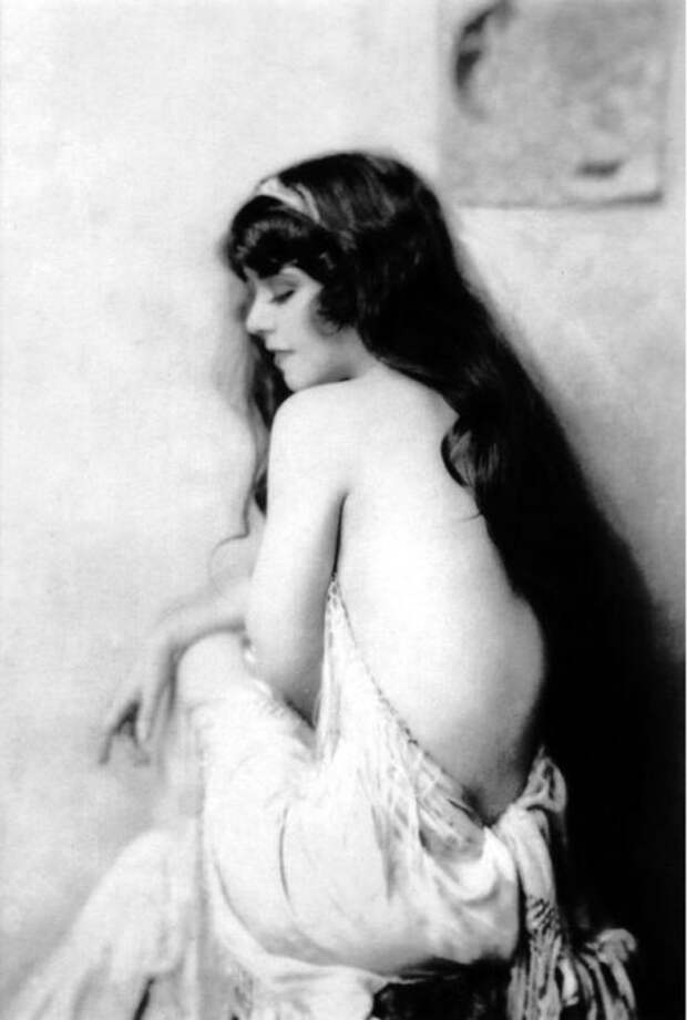 Знаменитая американская танцовщица. Знаменитая американская танцовщица.