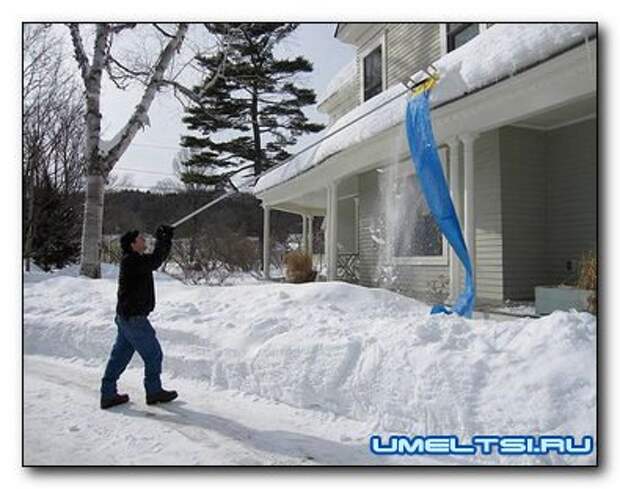 Убрать снег с крыши дома. Приспособление для уборки снега с крыши. Приспособление для очистки снега с крыши. Приспособа для уборки снега с крыши. Скребок для снега с крыши.