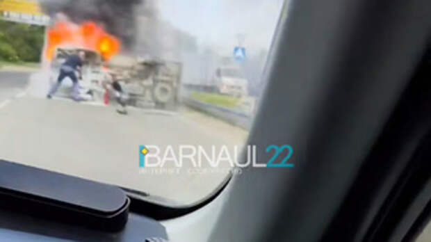 Авария на улице Парфенова / Кадр из видео Barnaul 22