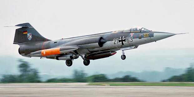 В ударные самолёты записали даже летающий карандаш F-104. Найти для него более неподходящую роль почти невозможно. Штурмовал он паршиво и активно из-за этого бился об землю. Схожая история была в СССР с Су-7