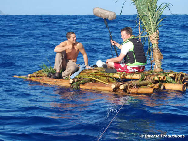 bear on raft Биография и безумные подвиги Беара Гриллса