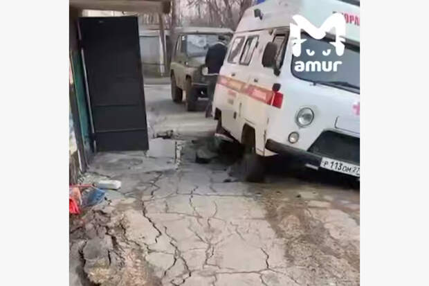 В российском регионе машина скорой провалилась в глубокую яму