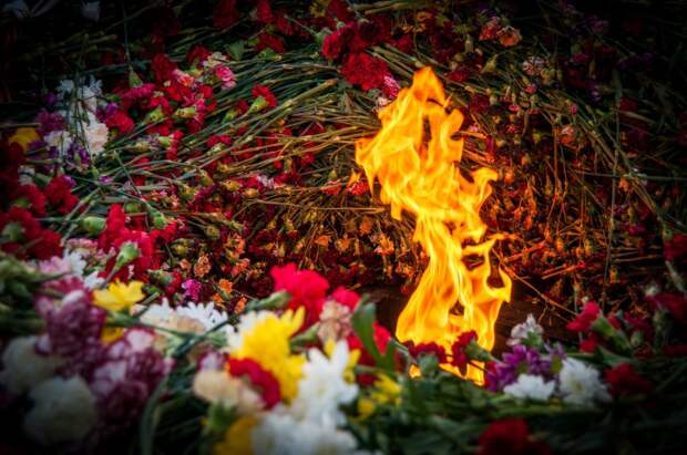 the-eternal-flame-3393466_1920 alt