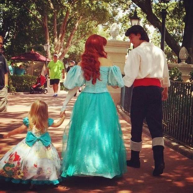 Мама шьет для дочки костюмчики для посещения Disney World Мама шьет для дочки костюмчики для посещения Disney World
