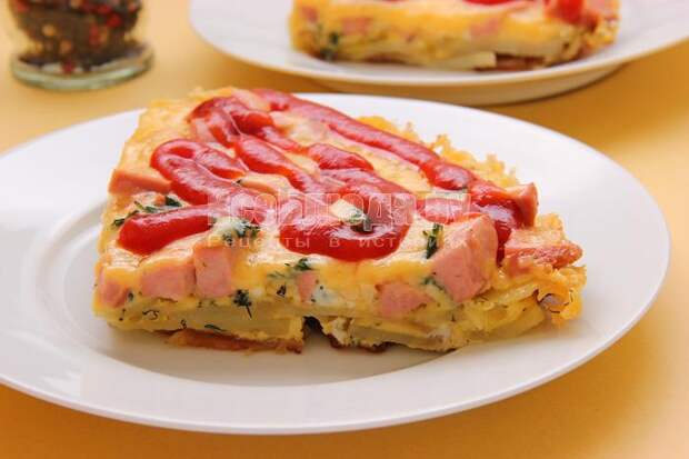 Ленивая пицца: жареная картошка с сосисками под омлетом и сыром