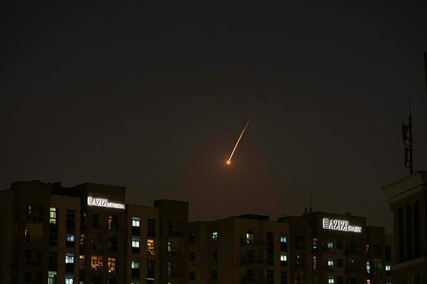 Два человека пострадали при падении обломков сбитых дронов в Дубае