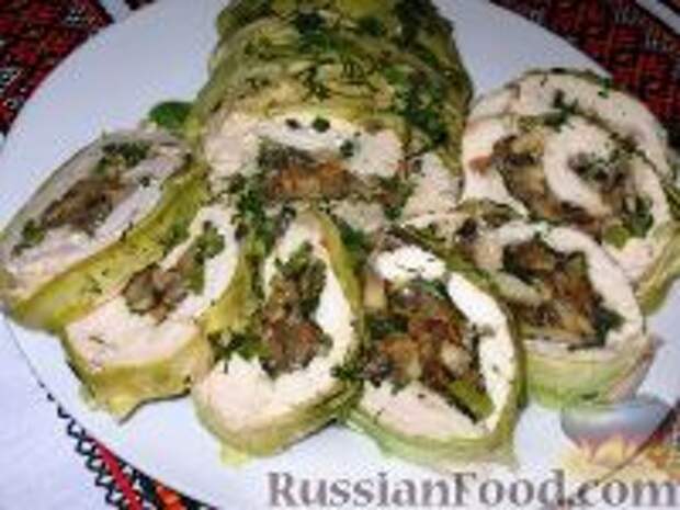 Фото к рецепту: Куриный рулет с грибами в кабачке