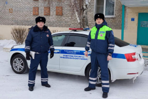 В Бурятии сотрудники Госавтоинспекции помогли замерзавшей на дороге женщине