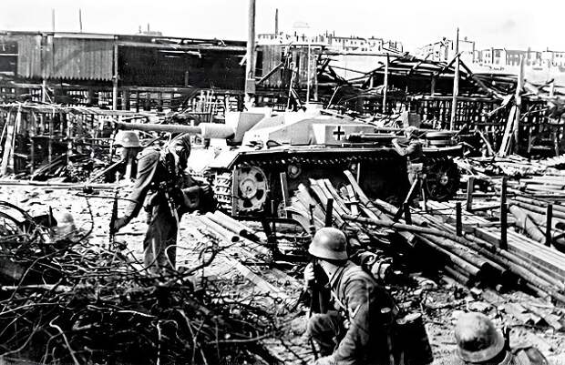 Немецкие солдаты при поддержке ACS StuG-III штурмуют завод Баррикады в городе Сталинград.