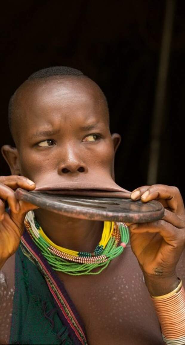 Эфиопская девушка с самым большим губным диском в мире-7