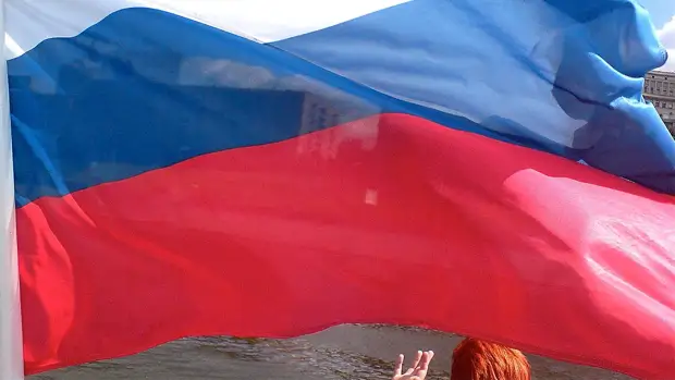 Школы Ленинградской области внедрили традицию торжественного поднятия флага