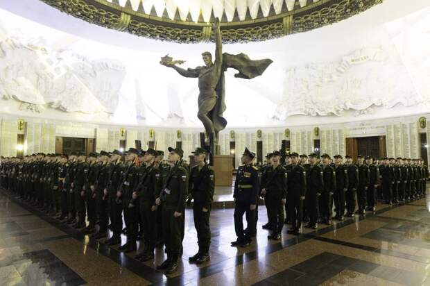 Более 100 новобранцев Преображенского полка приняли присягу в Музее Победы