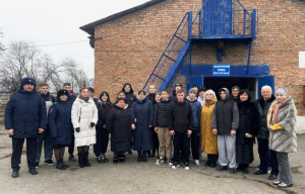 В Северной Осетии студенты Михайловского спецучилища побывали на экскурсии в конном взводе полиции, вместе с ребятами приехали сотрудники ПДН, ветераны и члены Общественного совета