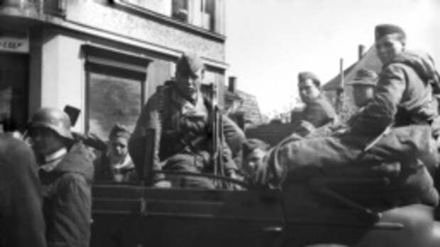 Солдаты РОА в пражском районе Радотин, май 1945 года