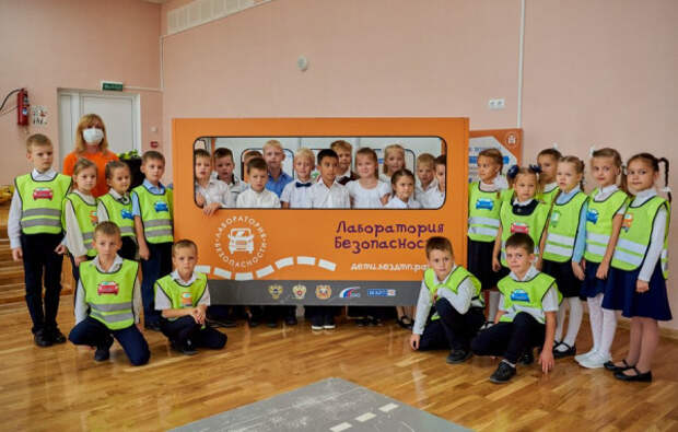 В школах Севастополя учат безопасности на дорогах