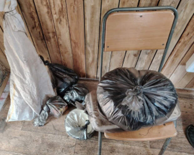 В Хабаровском крае полицейские изъяли оружие и наркотики у ранее судимого жителя поселка Известковый