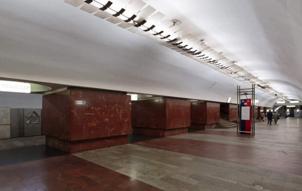 Станция «Площадь Ильича». Многие пассажиры даже не задумываются о том, что проходят мимо окаменелостей юрского периода. /Фото:metrowalks.com