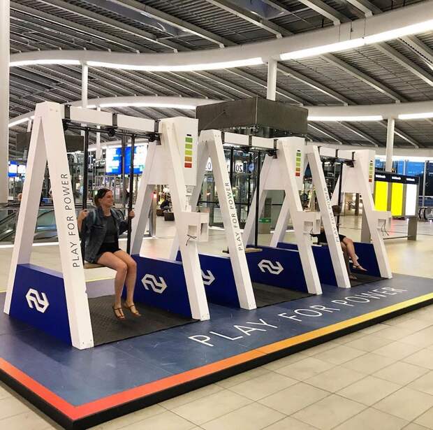 Приятное с полезным: на железнодорожной станции в Нидерландах можно зарядить телефон, качаясь на качелях