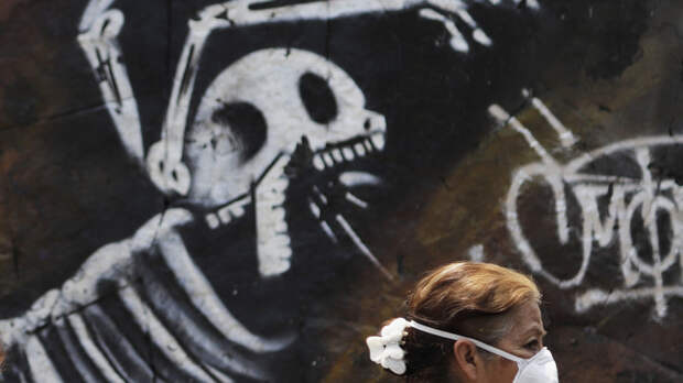 А за спиной матрёшка: Известные американец и британец разоблачили заговор вокруг COVID-19